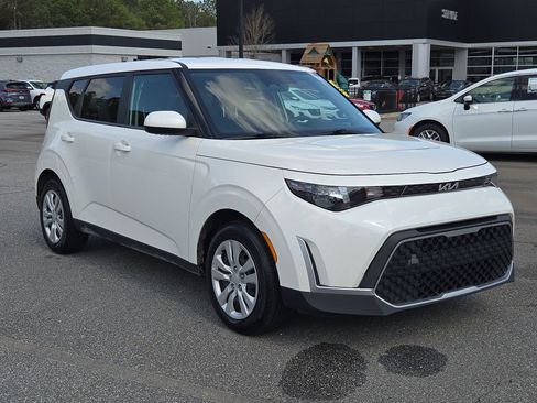 Used 2023 Kia Soul LX image 3