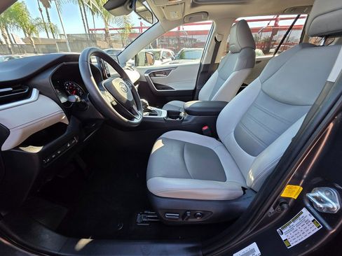 Used 2020 Toyota RAV4 XLE Premium image 22