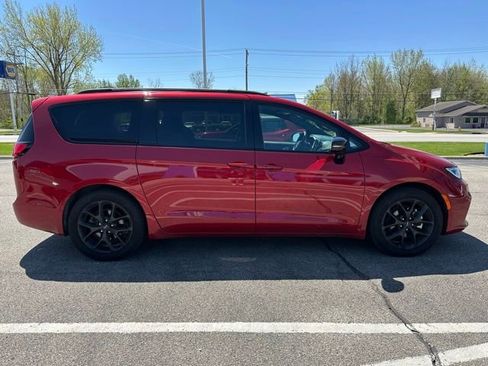 Used 2025 Chrysler Pacifica Limited FWD image 5