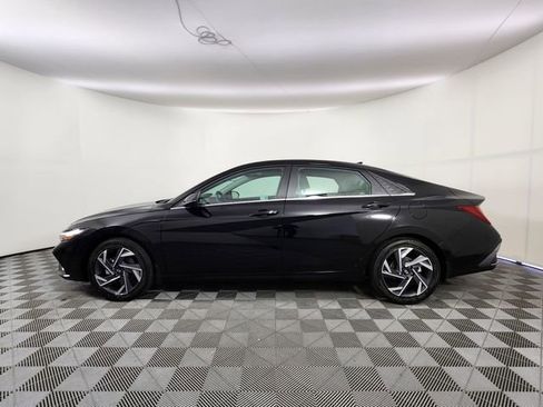 Used 2025 Hyundai Elantra Limited FWD image 2