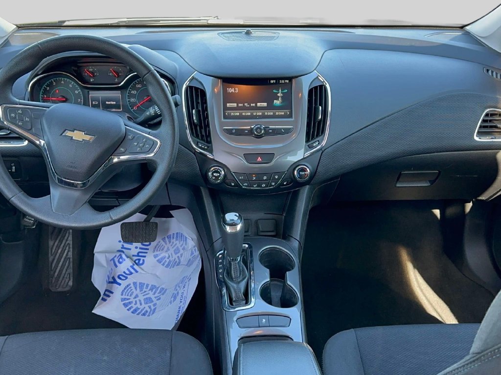 Used 2018 Chevrolet Cruze LT w/ Convenience Package FWD image 11