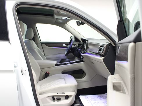 Used 2025 Volkswagen Atlas SEL Premium R-Line image 17