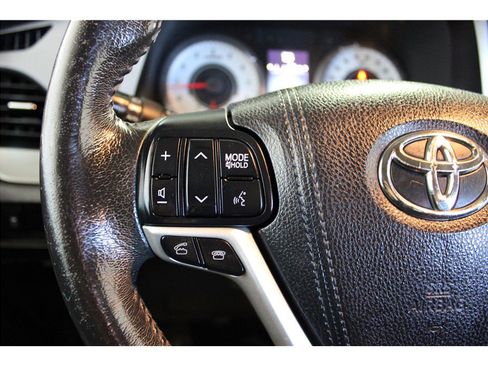 Used 2017 Toyota Sienna SE image 30