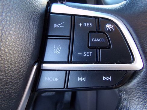 Used 2022 Toyota Sienna XLE image 21