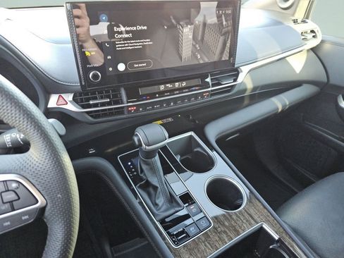 Used 2025 Toyota Sienna Limited image 24