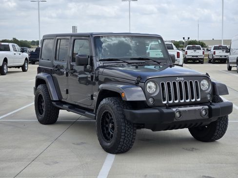 Used 2017 Jeep Wrangler Unlimited Sahara w/ Dual Top Group AWD/4WD image 4