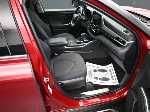 Used 2022 Toyota Highlander LE image 16