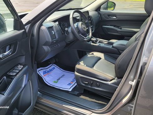 Used 2025 Nissan Pathfinder SL FWD image 18
