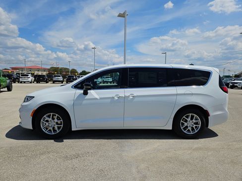 New 2026 Chrysler Pacifica Select image 6