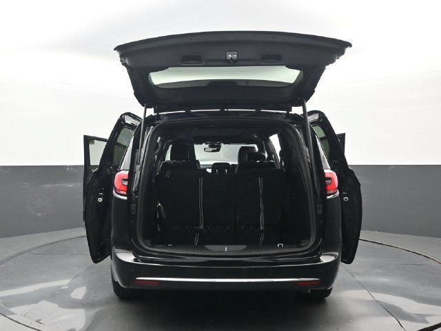 Used 2026 Chrysler Pacifica Limited FWD image 35
