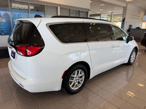 Used 2021 Chrysler Voyager Lxi FWD image 3