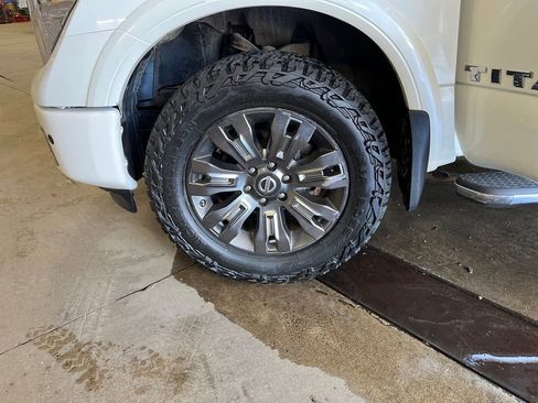 Used 2017 Nissan Titan Platinum Reserve AWD/4WD image 31