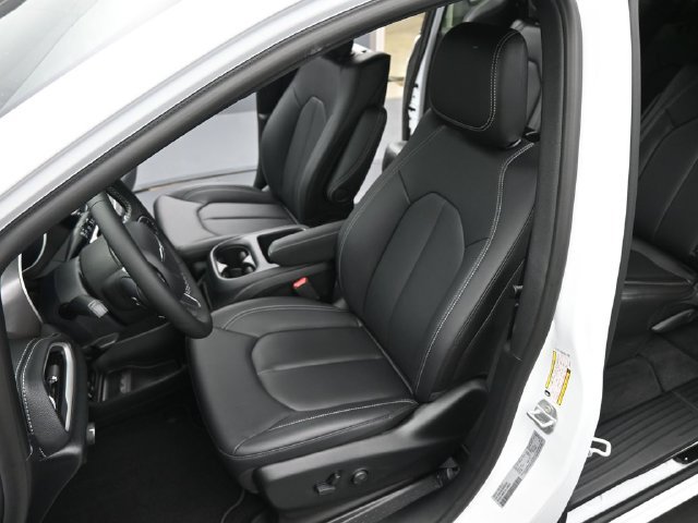 New 2025 Chrysler Pacifica Select w/ Uconnect Theater Family Group AWD/4WD image 11