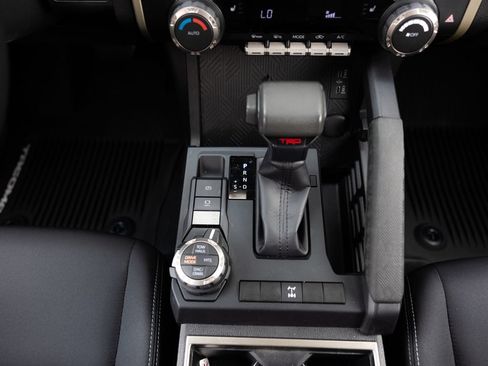 Certified 2025 Toyota Tacoma TRD Off-Road AWD/4WD image 21