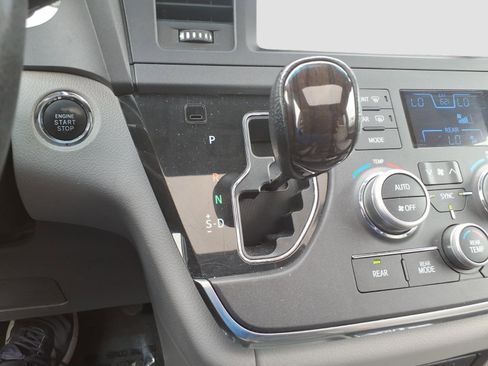 Used 2016 Toyota Sienna XLE FWD image 21