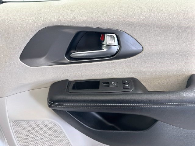 Used 2022 Chrysler Pacifica Touring-L FWD image 30