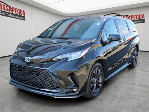 Used 2025 Toyota Sienna XSE FWD image 1