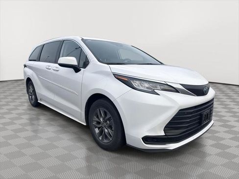 Certified 2023 Toyota Sienna LE w/ LE Plus Package image 1