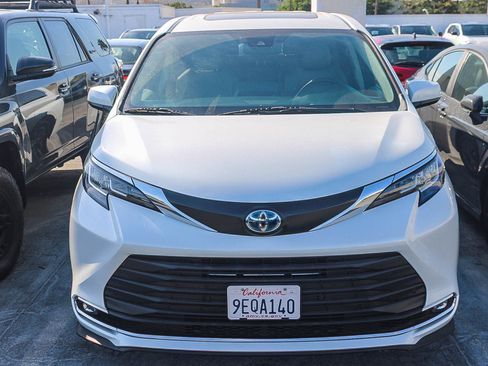 Used 2023 Toyota Sienna XLE FWD image 3