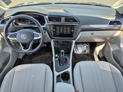 Used 2023 Volkswagen Tiguan SE w/ Panoramic Sunroof Package FWD image 28