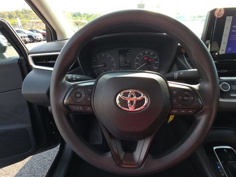Used 2025 Toyota Corolla LE FWD image 17