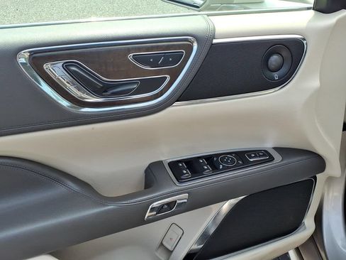 Used 2019 Lincoln Continental Select AWD/4WD image 4