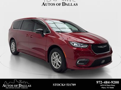 Used 2025 Chrysler Pacifica Select