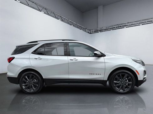 Used 2022 Chevrolet Equinox RS image 3
