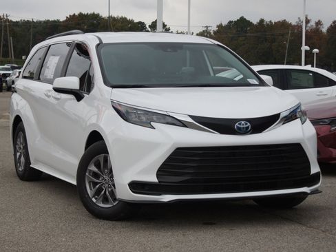 Used 2026 Toyota Sienna LE image 15