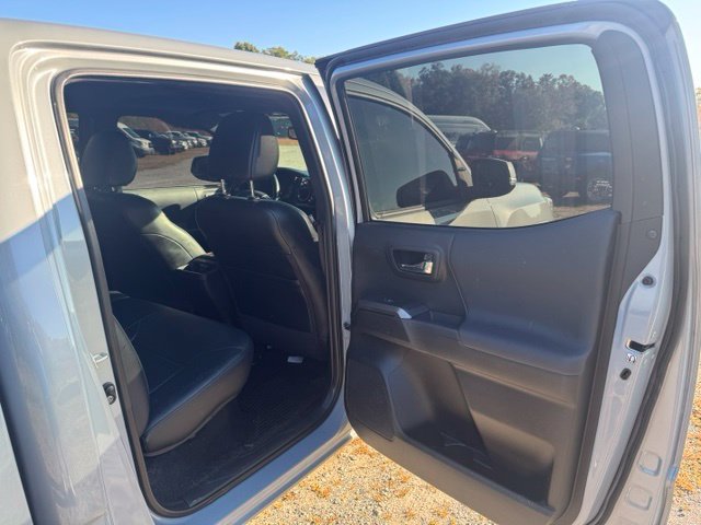 Used 2018 Toyota Tacoma TRD Sport AWD/4WD image 13