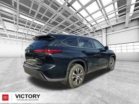 Certified 2023 Toyota Highlander XLE image 3