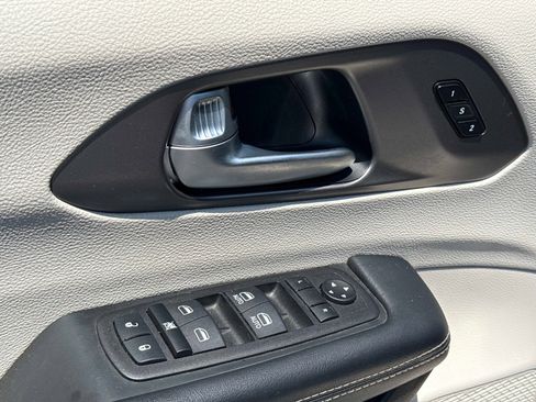 Used 2023 Chrysler Pacifica Touring-L FWD image 21