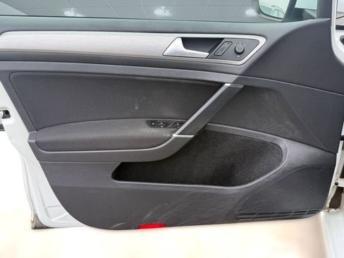 Used 2016 Volkswagen Golf S image 10