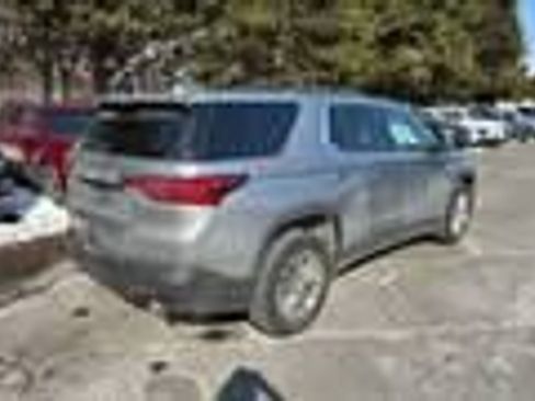 Used 2023 Chevrolet Traverse LT w/ Rear Camera Mirror Package image 3