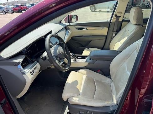 Used 2017 Cadillac XT5 Luxury w/ Driver Awareness Package FWD image 6