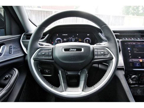 Used 2023 Jeep Grand Cherokee L Limited w/ Black Appearance Package AWD/4WD image 17