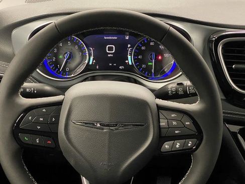 New 2026 Chrysler Pacifica Limited w/ S Appearance Package AWD/4WD image 17