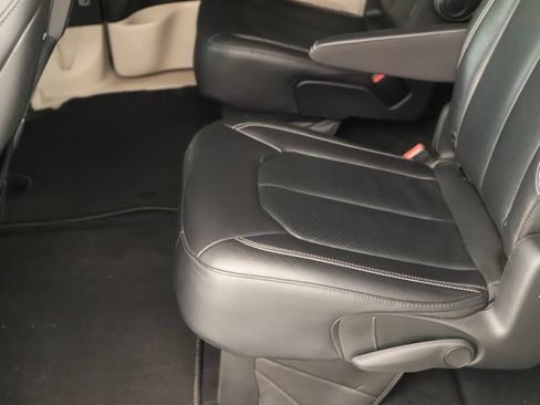 Used 2022 Chrysler Pacifica Touring-L w/ Uconnect Theater Family Group AWD/4WD image 26