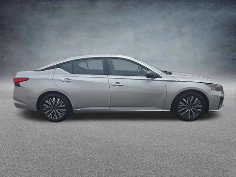 Used 2024 Nissan Altima 2.5 SV FWD image 2