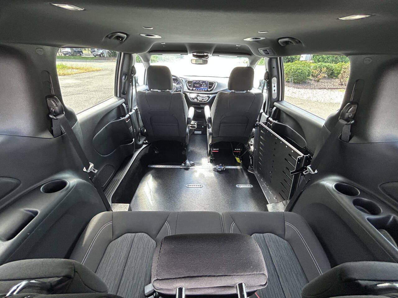 Used 2024 Chrysler Pacifica Touring FWD image 9