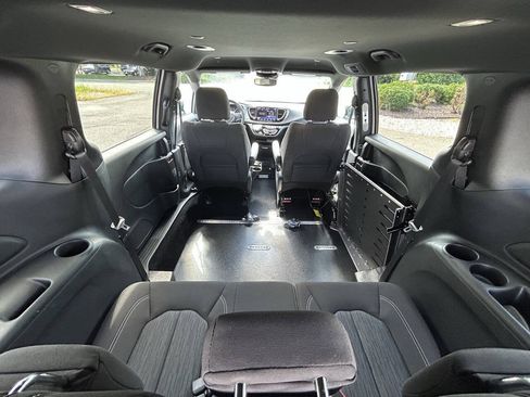 Used 2024 Chrysler Pacifica Touring FWD image 9