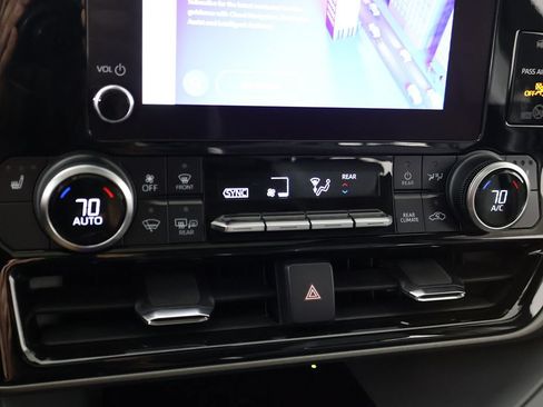 Used 2023 Toyota Highlander XLE FWD image 52