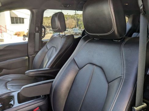 Used 2025 Chrysler Pacifica Select image 13