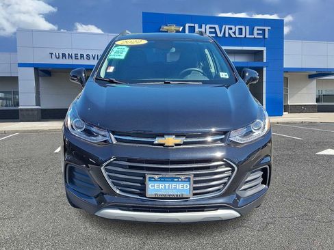 Certified 2022 Chevrolet Trax LT w/ LT Convenience Package image 2