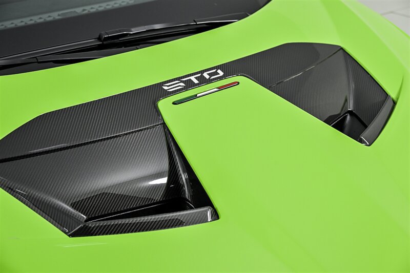 Used 2022 Lamborghini Huracan STO RWD image 5
