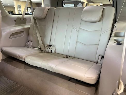 Used 2017 Cadillac Escalade ESV Luxury image 13
