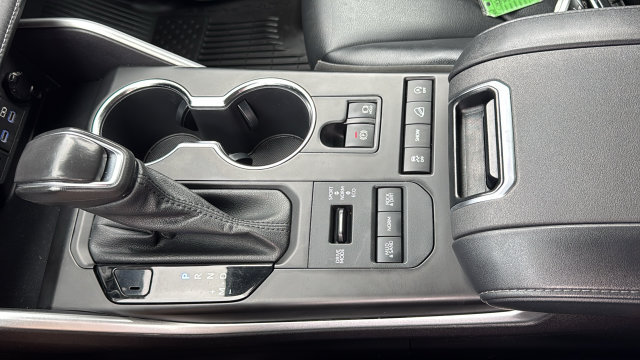 Used 2022 Toyota Highlander XLE AWD/4WD image 23