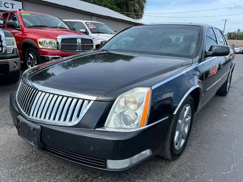 Used 2007 Cadillac DTS Luxury I w/ Sun And Navigation Package FWD image 2