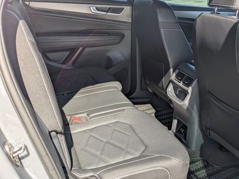 Used 2024 Volkswagen Atlas Cross Sport SE image 17