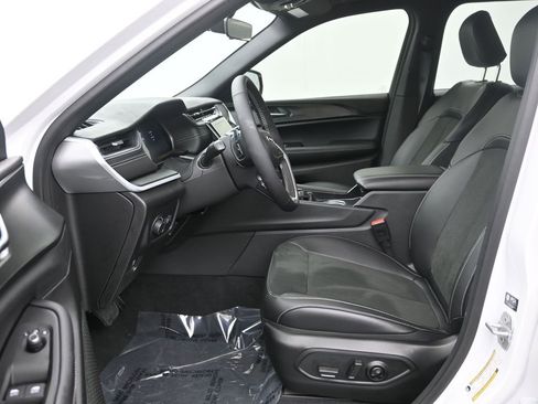 New 2025 Jeep Grand Cherokee Altitude image 14